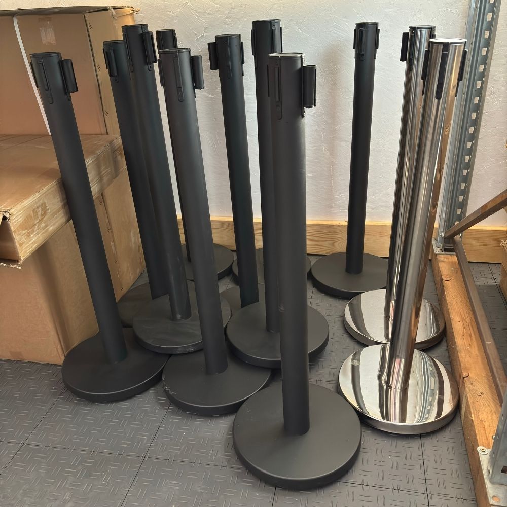 Bariérový systém s výsuvným popruhom – profesionálna kontrola priestoru - cierny