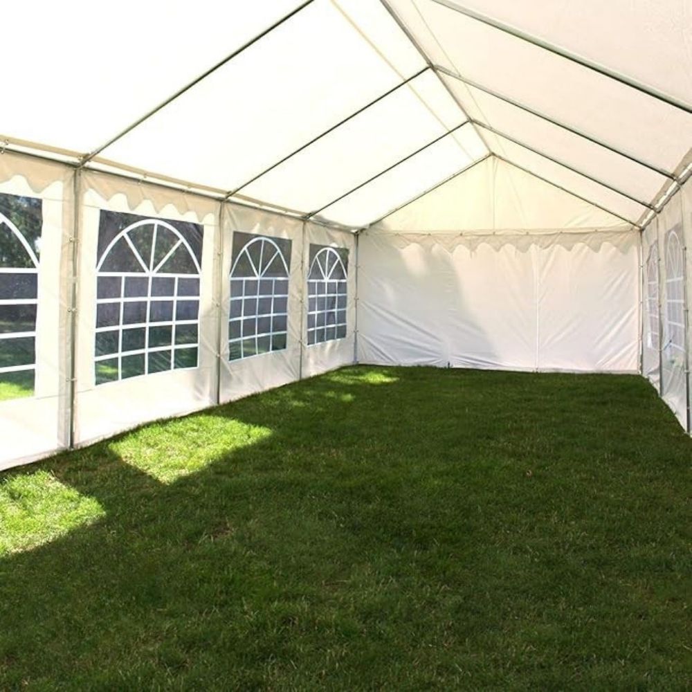 Vonkajší stan s oceľovým rámom a priesvitnými bočnými stenami