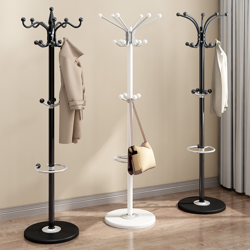 Kovový vešiak na oblečenie s mramorovou základňou