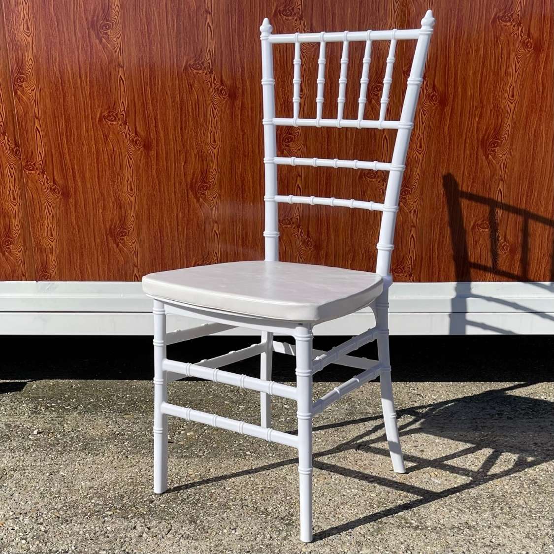 Chiavari stolička biela s bielym sedákom – Ľahká, elegantná a odolná