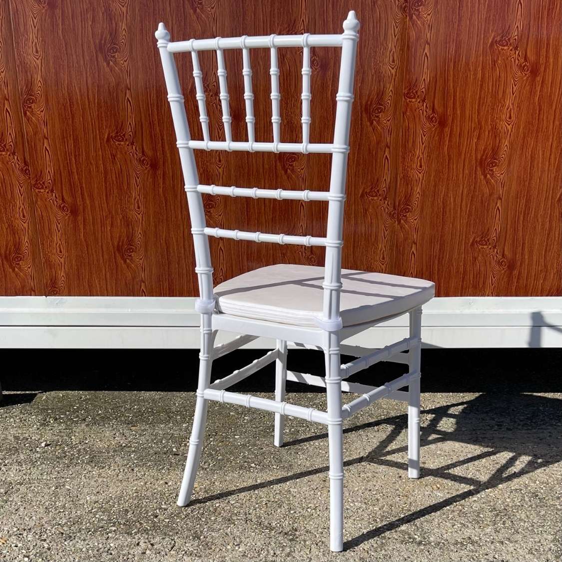 Chiavari stolička biela s bielym sedákom – Ľahká, elegantná a odolná