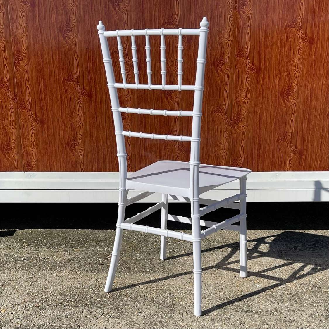 Chiavari stolička biela s bielym sedákom – Ľahká, elegantná a odolná