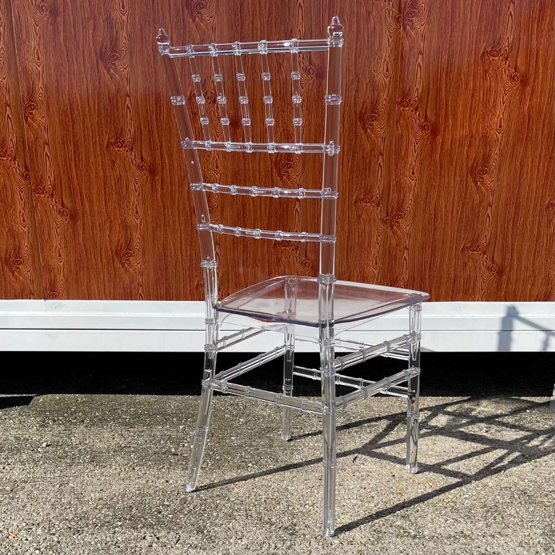 Chiavari stolička biela s bielym sedákom – Ľahká, elegantná a odolná