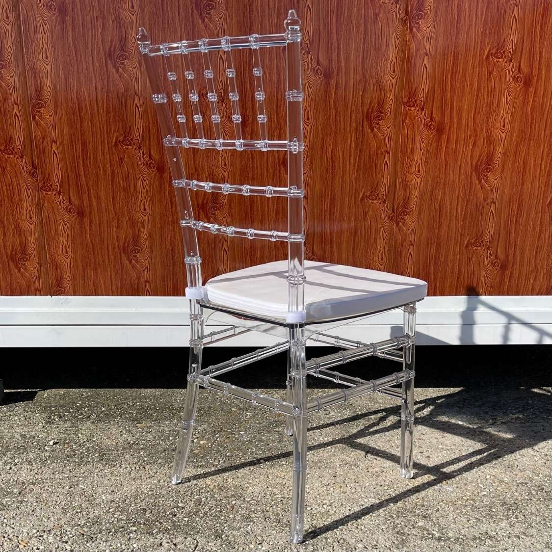 Chiavari stolička biela s bielym sedákom – Ľahká, elegantná a odolná