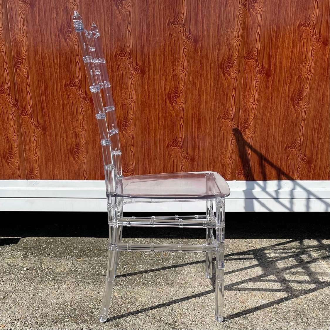 Chiavari stolička biela s bielym sedákom – Ľahká, elegantná a odolná