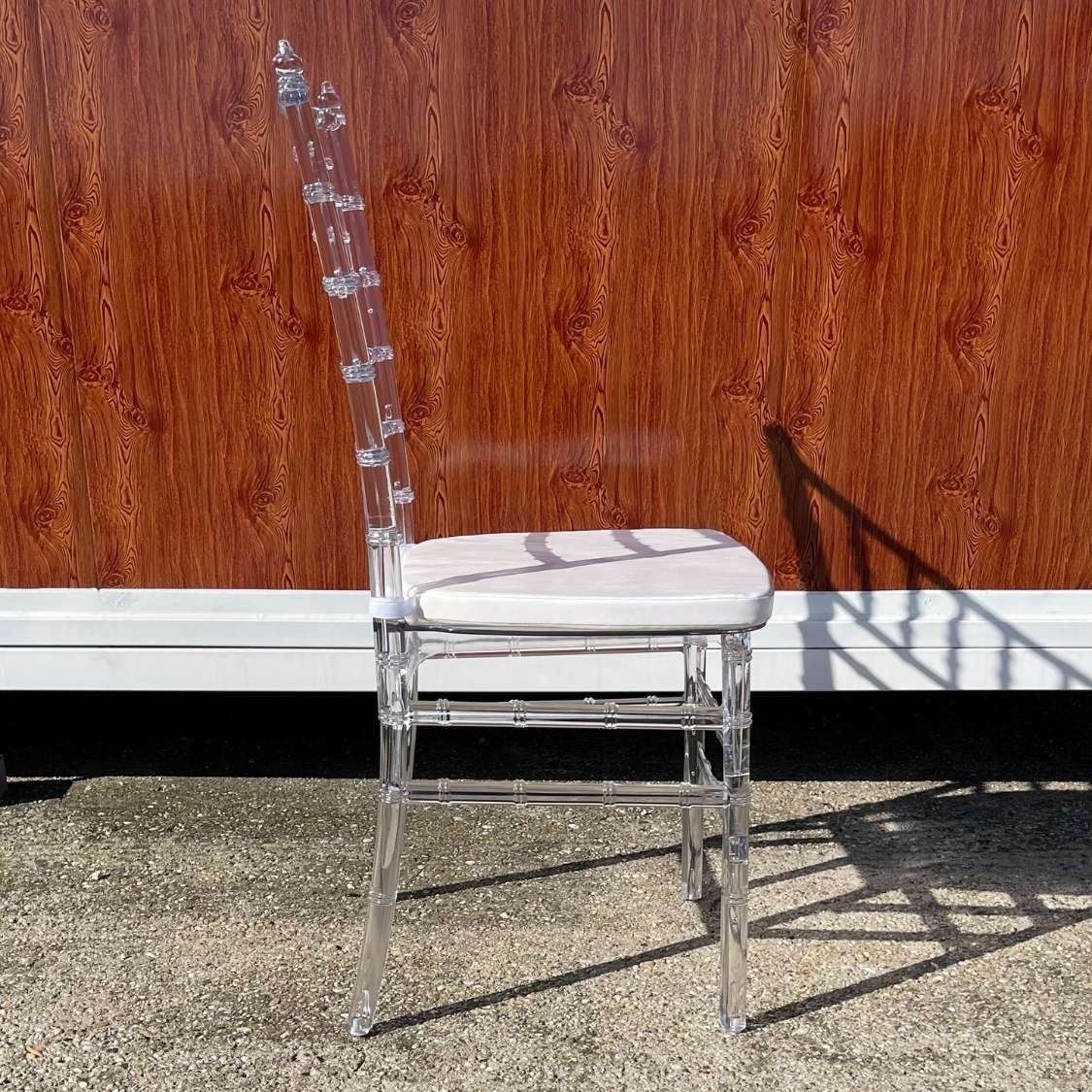 Chiavari stolička biela s bielym sedákom – Ľahká, elegantná a odolná