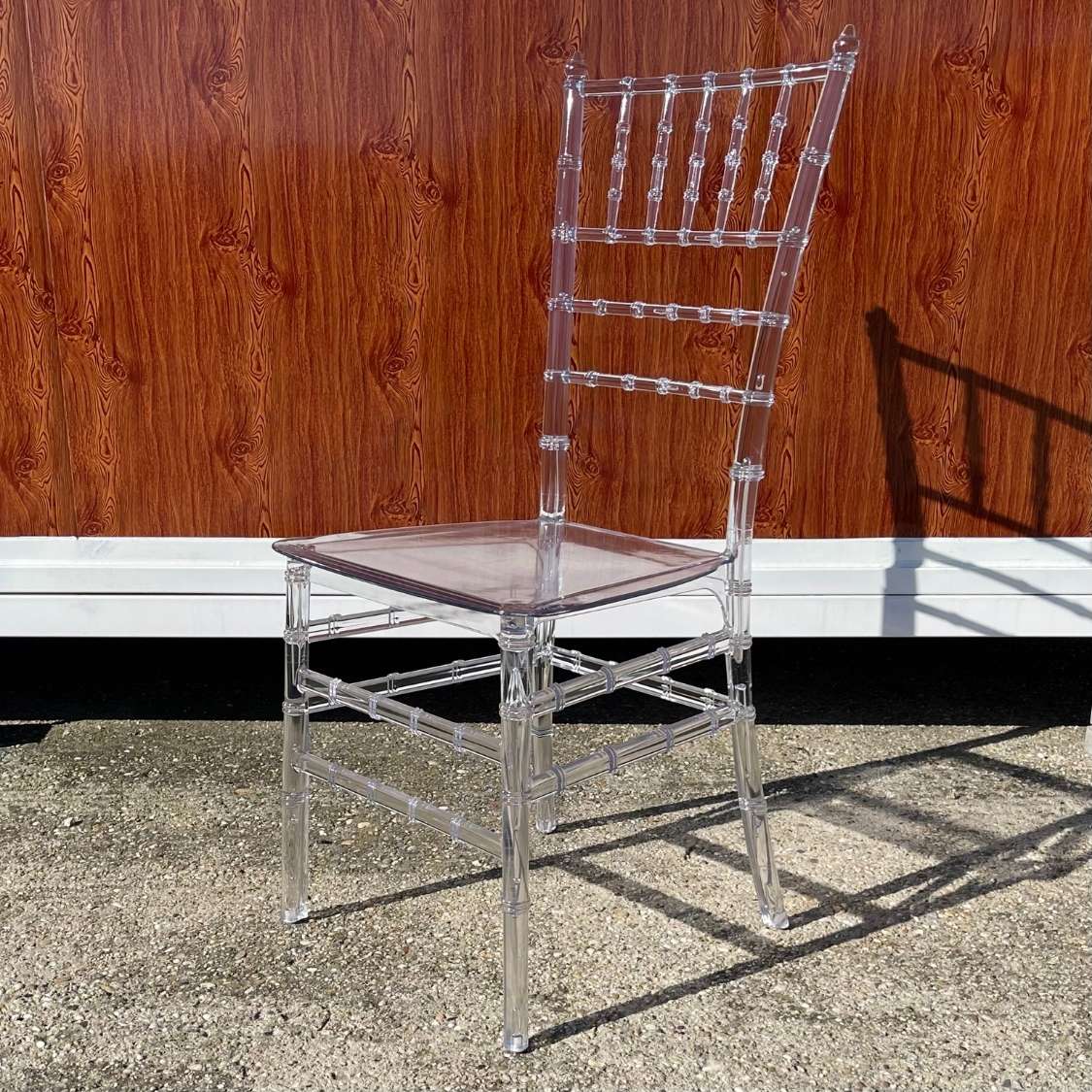 Chiavari stolička biela s bielym sedákom – Ľahká, elegantná a odolná