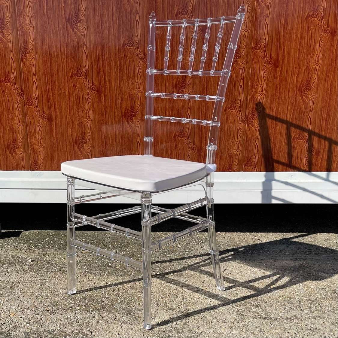 Chiavari stolička biela s bielym sedákom – Ľahká, elegantná a odolná