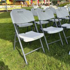 Praktická skladacia stolička pre podujatia