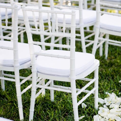Chiavari stolička biela s bielym sedákom – Ľahká, elegantná a odolná