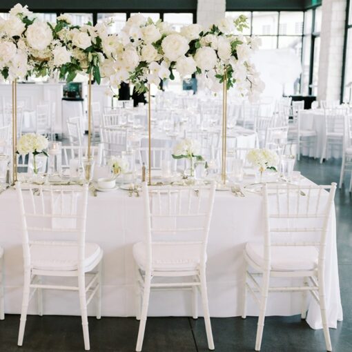 Chiavari stolička biela s bielym sedákom – Ľahká, elegantná a odolná
