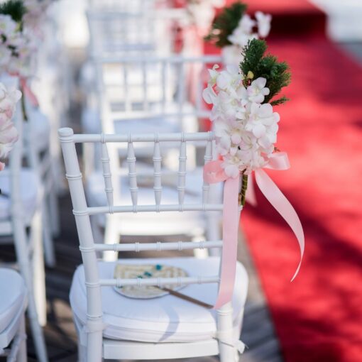 Chiavari stolička biela s bielym sedákom – Ľahká, elegantná a odolná